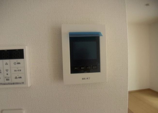 【セキュリティ】 | 室内から訪問者の顔を確認できるTVモニタ付インターホンを標準装備。不用意にドアを開けることなく対応できるため、防犯面でも大きな安心感を得られます。留守中のお子様や女性の方にも大変心強い設備です。