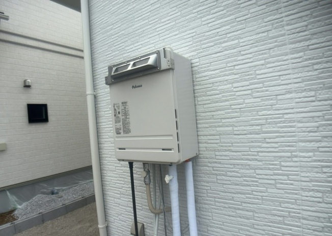 【発電・温水設備】 | 少ない燃料でお湯を沸かす高効率な省エネ給湯器を標準設置。追焚機能が付いているため、いつでも温かいお風呂に入り直せます。毎月の光熱費を抑えられる経済的で環境にも優しい設備で暮らしを豊かにします。