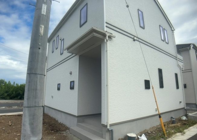 【外観】 | 八王子市弐分方町の全7区画開発分譲地内にある新築戸建てです。南向きの明るい住まいで、近隣には弐分方公園（約188m）やコンビニ（約383m）があり生活利便性も良好。現地にて周辺環境をご確認ください。