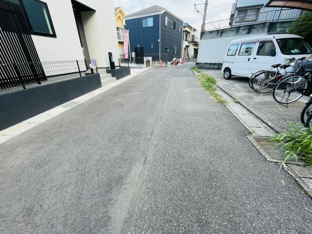 グラファーレ市川市曽谷４丁目１６期の前面道路含む現地写真