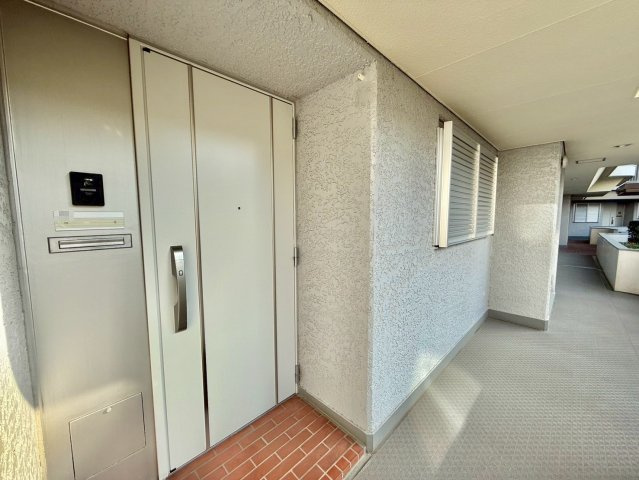 幡ヶ谷ハウスの玄関|住む人や訪れる人を心地よく迎え入れてくれる玄関。