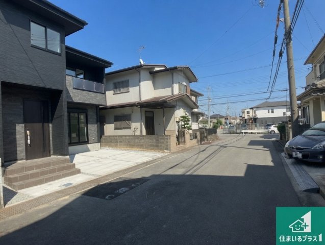 加古川市尾上町口里　第11期　新築一戸建ての前面道路含む現地写真|周辺は閑静な住宅街！前面道路広々で車の出し入れも便利です。駐車が苦手な方でも安心して車庫入れできます！