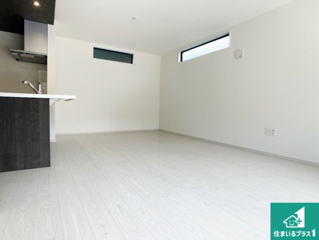 加古川市尾上町口里　第11期　新築一戸建ての居間・リビング|日当たり良好の明るいリビングで朝の目覚めもスッキリできそう！対面キッチンでご家族のコミュニケーションも自然と増える設計！小さなお子様が遊ぶスペースを作っても広々とくつろげるLDK！