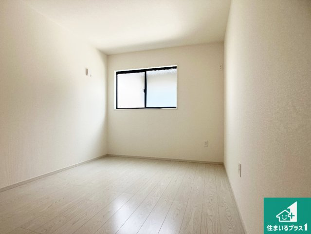 加古川市尾上町口里　第11期　新築一戸建ての洋室|シンプルな洋室は、自分好みのインテリアが楽しめます♪ご家族とインテリアや家具を選びに行くのは新築購入時の醍醐味の一つです。ぜひお楽しみください♪