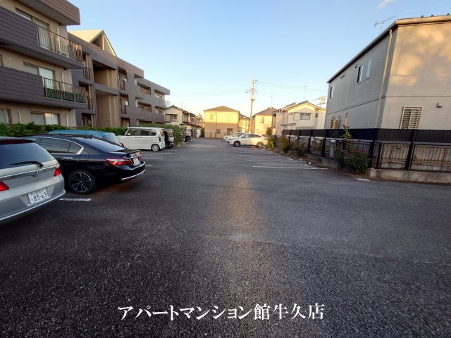 牛久ロイヤルレジデンスDⅠ型の駐車場