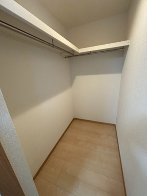 【収納】 | コンフォート福生 | ウォークインクローゼット
※室内写真は別部屋の写真です。同仕様、現状優先