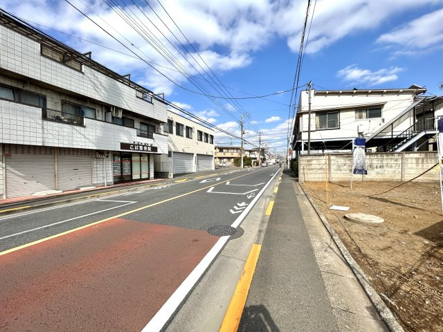 昭島市東町３丁目　土地　青梅線　西立川の前面道路含む現地写真|前面道路を東向きに撮影しております。
道路幅員約11ｍの見通しの良い接道状況でございます。