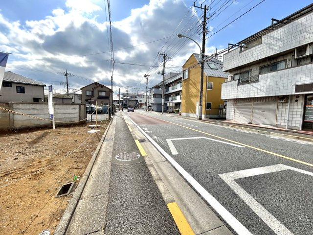 昭島市東町３丁目　土地　青梅線　西立川の前面道路含む現地写真|前面道路を西向きに撮影しております。
道路幅員約11ｍの見通しの良い接道状況でございます。