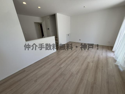 【居間・リビング】 | 神戸市須磨区多井畑　新築戸建A号棟　仲介手数料無料！ | こちらの居間で趣味の時間をお楽しみください