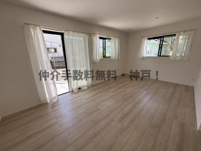 【居間・リビング】 | 神戸市須磨区多井畑　新築戸建A号棟　仲介手数料無料！ | ゆったりとしたリビングです