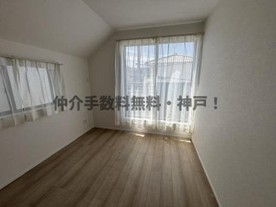 【洋室】 | 神戸市須磨区多井畑　新築戸建A号棟　仲介手数料無料！ | 落ち着いた色調の洋室です