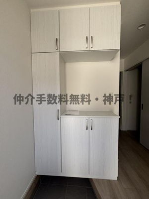 【玄関】 | 神戸市須磨区多井畑　新築戸建A号棟　仲介手数料無料！ | 収納もある玄関です