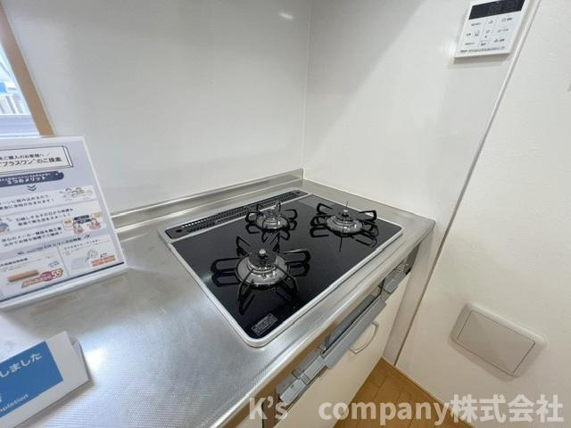 ●藤沢市打戻　中古戸建のキッチン|三口ガスコンロでお料理の幅が広がります◇