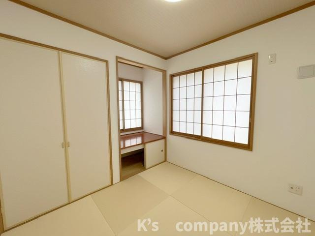 ●藤沢市打戻　中古戸建の和室|和室4.5帖◇リビングに隣接していて開放してお使いいただくと、リビングに裸足でくつろげるスペースになります◇
