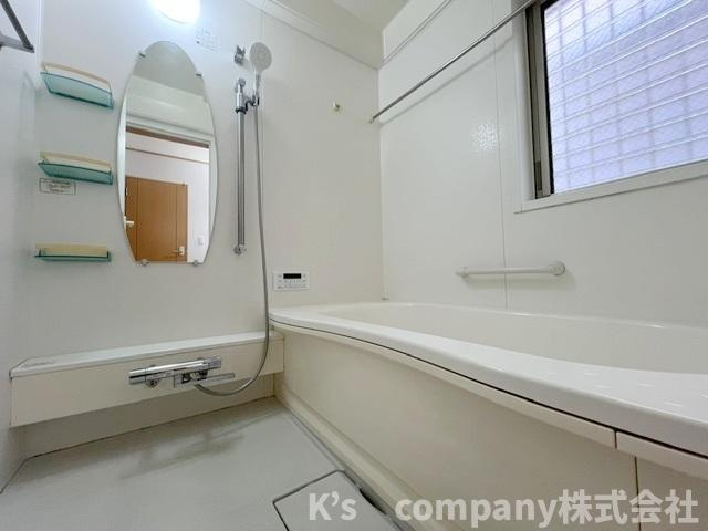 ●藤沢市打戻　中古戸建の浴室|白を基調とした清潔感のある浴室◇