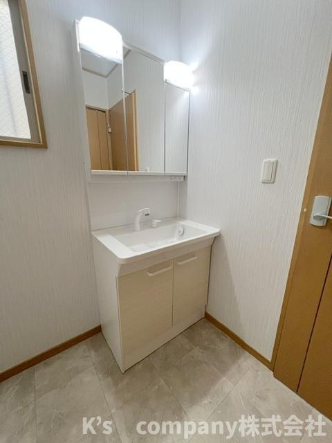 ●藤沢市打戻　中古戸建の独立洗面台|三面鏡の内側には小物収納が充実しています◇