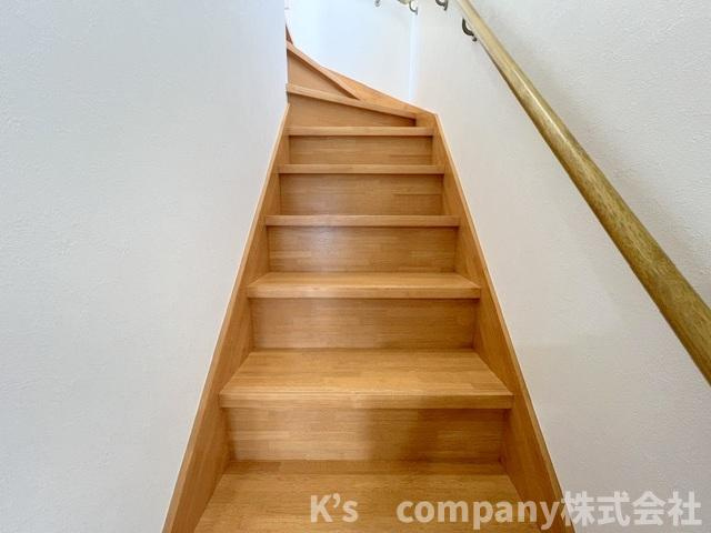 ●藤沢市打戻　中古戸建の内装|手すり付きの階段☆小さいお子様やご年配の方にも優しい仕様です◇