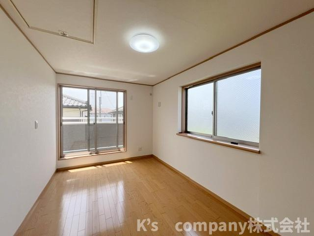 ◎藤沢市打戻　中古戸建の寝室|洋室スぺ―ス◇上部には屋根裏収納付きです◇