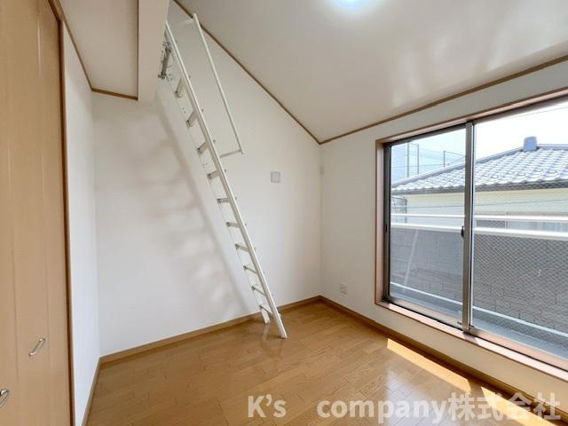 ●藤沢市打戻　中古戸建の子供部屋|洋室◇勾配天井で開放感のあるお部屋◇お子様のお部屋にもお勧めです◇
