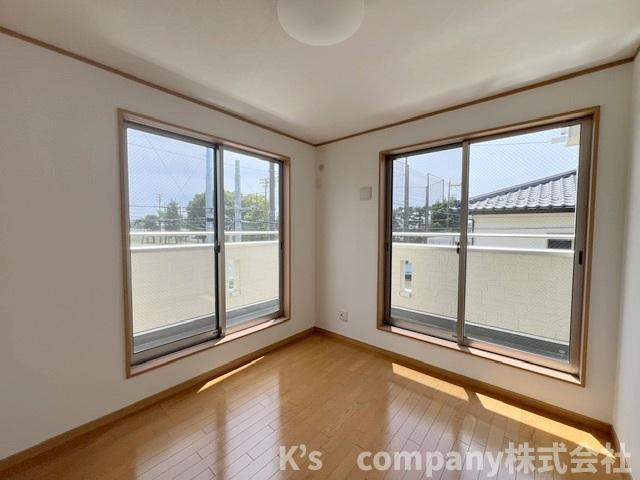 ●藤沢市打戻　中古戸建の洋室|洋室◇L字型のベランダに囲まれたお部屋で、日当たり良好です◇