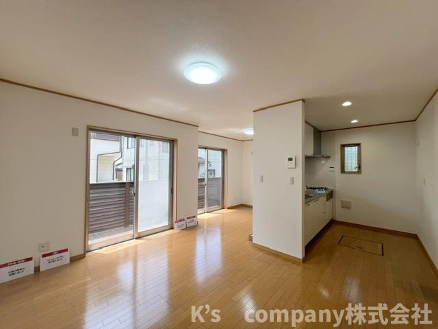 ●藤沢市打戻　中古戸建の居間・リビング|リビングは南西向きの明るいお部屋です◇