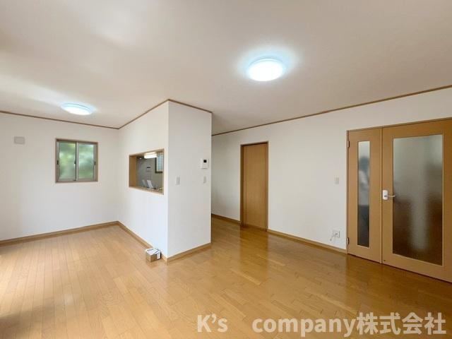 ●藤沢市打戻　中古戸建の居間・リビング|対面キッチンでリビングにいるご家族を感じながらお料理ができます◇