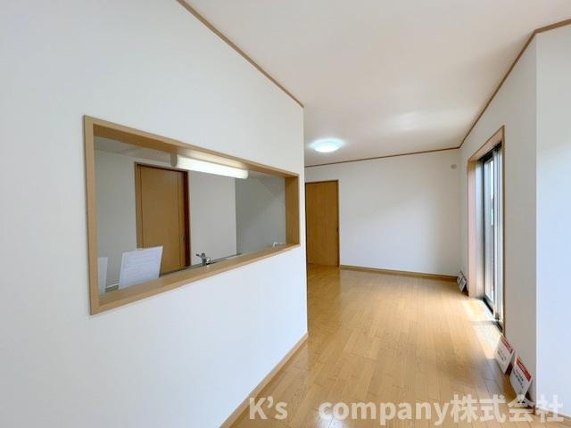 ●藤沢市打戻　中古戸建のその他|広い窓から明るい日差しが差し込む、心地の良いスペース◇