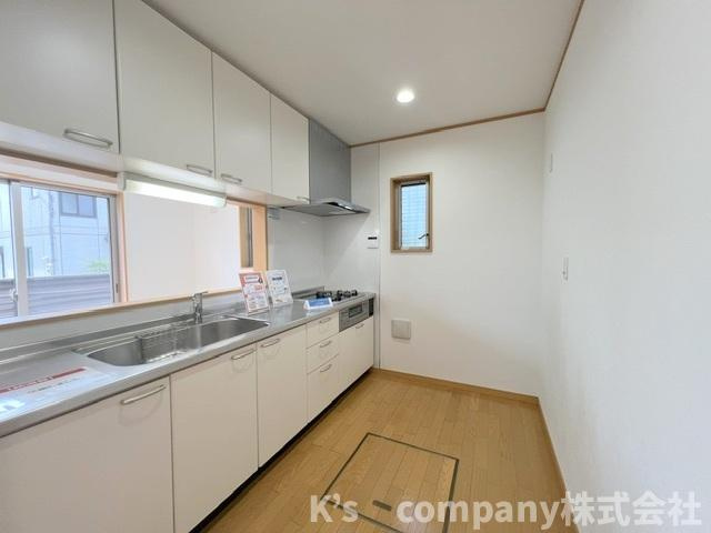 ●藤沢市打戻　中古戸建のキッチン|キッチンの後方には食器棚スペースが確保されています◇