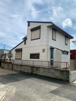 【外観】 | 大津区西土井M売地 | 古家・進入路ブロックあり。建物解体し、ブロック一部撤去して進入路を作り引渡しをおこないます。