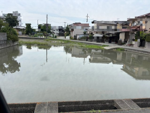 【外観】 | 現況は田んぼです。住宅街の角地にあります。