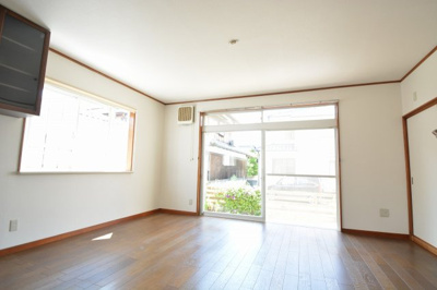 【居間・リビング】 | 寺家一戸建 | こちらのリビングで趣味の時間をお楽しみください