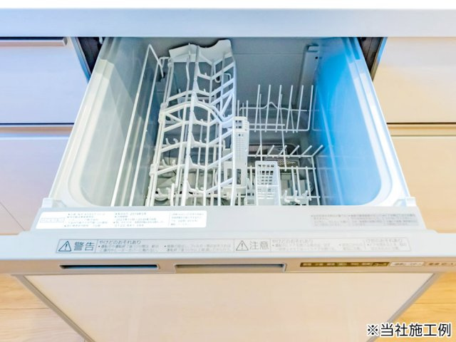 【設備】 | 食器も調理器具もたっぷりセットできて食後の後片付けもラクラクです。
（物件によって異なります）
