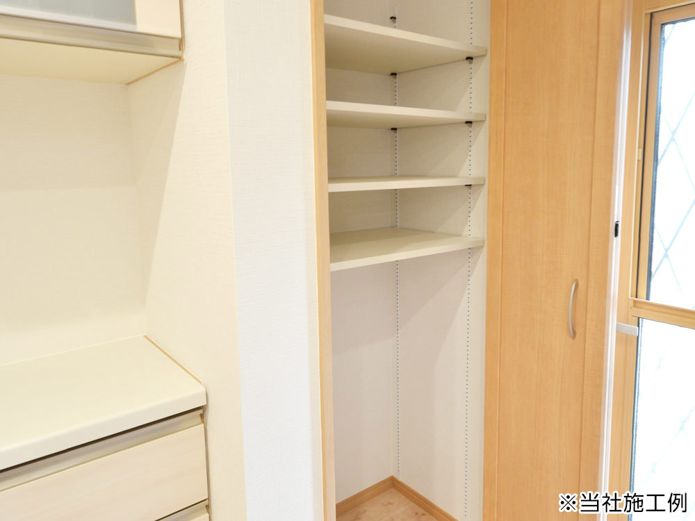 【設備】 | 保存食や日用品などの収納に！大型の収納でキッチンまわりがスッキリ片付きます。
（物件によって異なります）