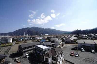 【展望】 | 【上質リノベ】フローレンス八木駅前 | 【四季を感じる】
四季の移ろい・爽やかな青空や風を感じられ
自然を愉しめるパノラマビュー。
毎日の暮らしに余裕を感じさせてくれる、
遮る物の無い開放的な眺望を是非、ご堪能ください。