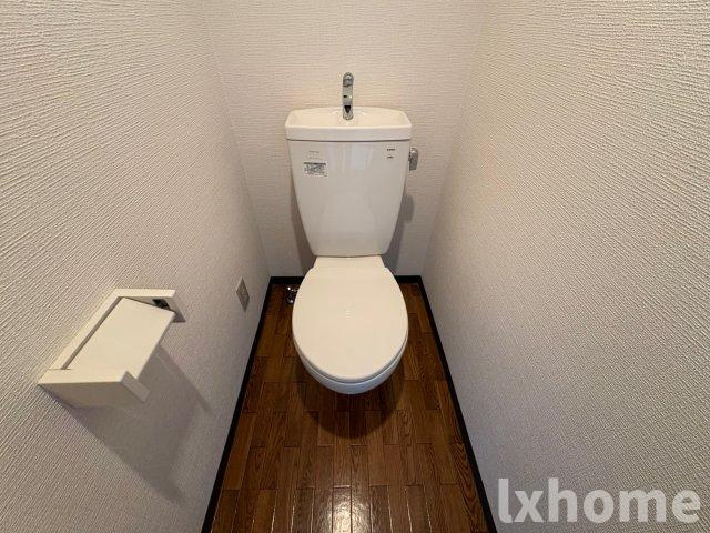 ヤングパレス茨木のトイレ|落ち着いた色調のトイレです