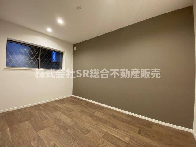 今米1丁目中古戸建の洋室|1F・洋室6帖。落ち着いたアクセントクロスで使い勝手のいいお部屋です！