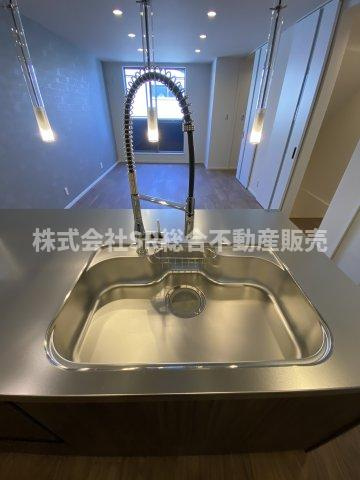 今米1丁目中古戸建のキッチン|シンクピカピカで、ノズルが長く掃除もしやすいです！