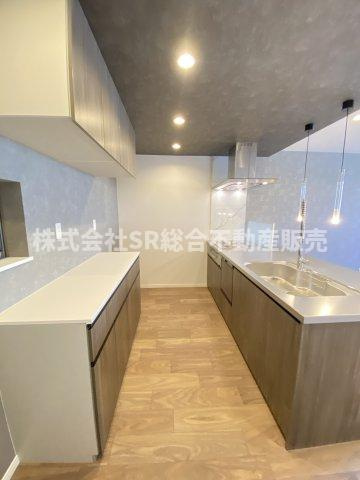 今米1丁目中古戸建のキッチン|同系色で統一されたカップボードもあります！