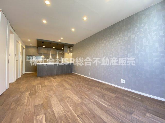 今米1丁目中古戸建の居間・リビング|リビングは広々17.75帖♪ご家族でゆったりとお過ごしいただける開放感のある空間です♪