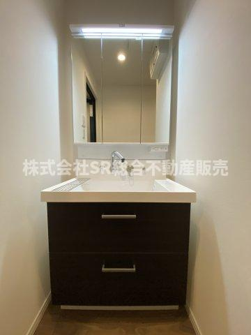 今米1丁目中古戸建の独立洗面台|独立洗面台、鏡裏に小物を置くことができて便利です！