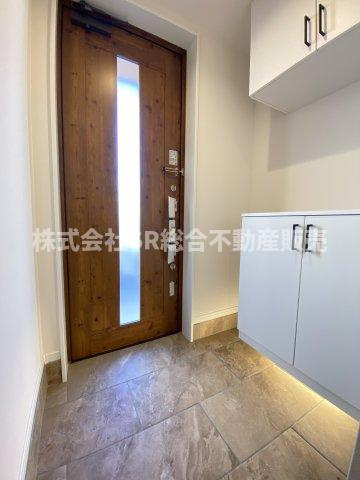 今米1丁目中古戸建の玄関|シューズボックスもあり明るい玄関です！