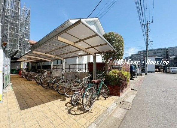 コートハウス三鷹の駐輪場