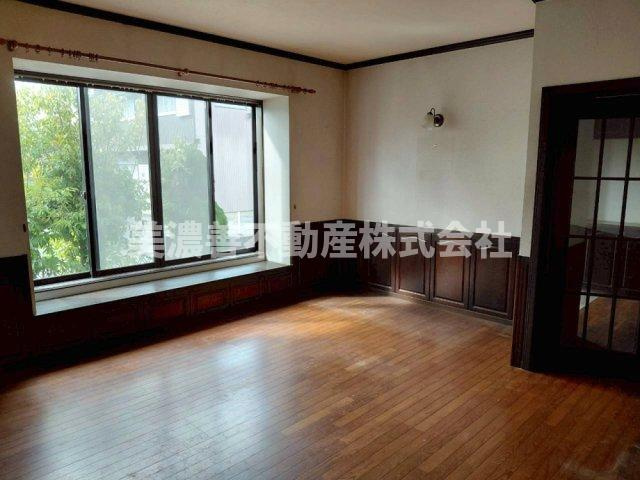 ６６７１８　養老郡養老町栗笠中古戸建ての居間・リビング