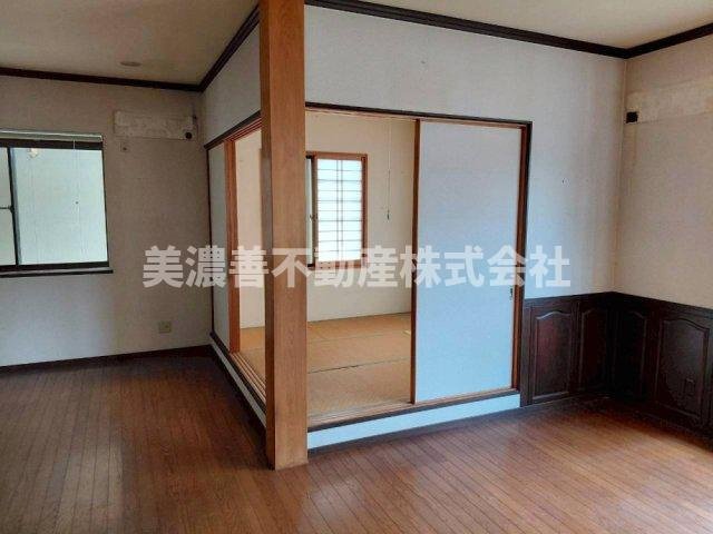 ６６７１８　養老郡養老町栗笠中古戸建ての居間・リビング