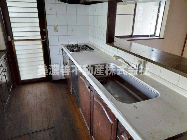 ６６７１８　養老郡養老町栗笠中古戸建てのキッチン