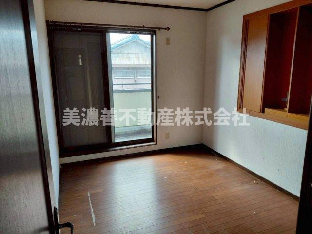 ６６７１８　養老郡養老町栗笠中古戸建ての洋室