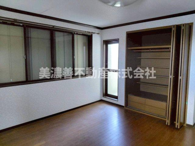 ６６７１８　養老郡養老町栗笠中古戸建ての洋室