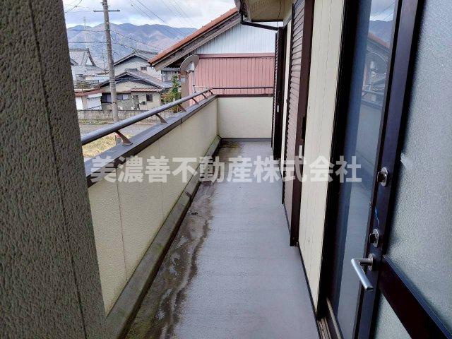 ６６７１８　養老郡養老町栗笠中古戸建てのバルコニー
