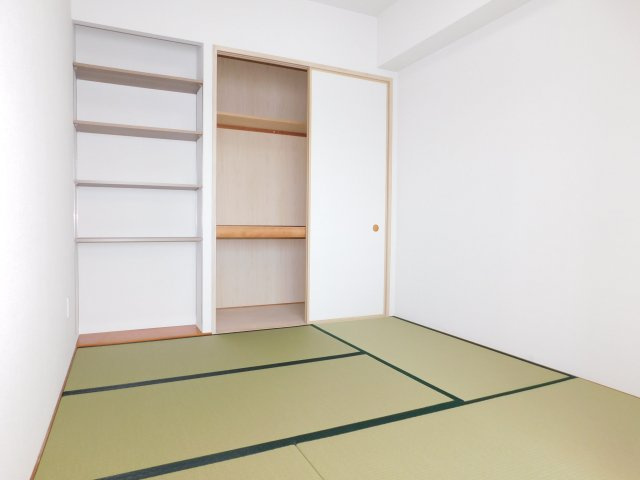 名古屋市港区品川町１丁目の中古マンションの和室|◇洋室◇　　明るい洋室４．５帖　収納完備♪　リビングの続き間としても利用できます♪　（２０２５年１１月リノベーション済）