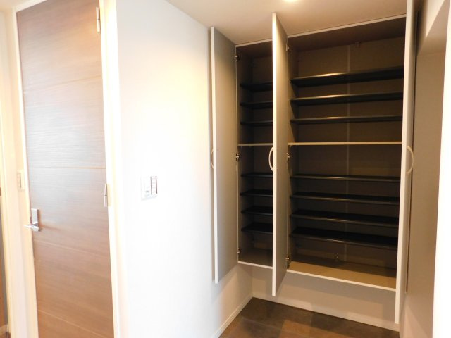 名古屋市港区品川町１丁目の中古マンションの玄関|◇玄関◇　　収納完備で玄関がスッキリと片付きます♪